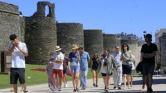 Un grupo de turistas, en una de las visitas que organiza el Concello de Lugo.