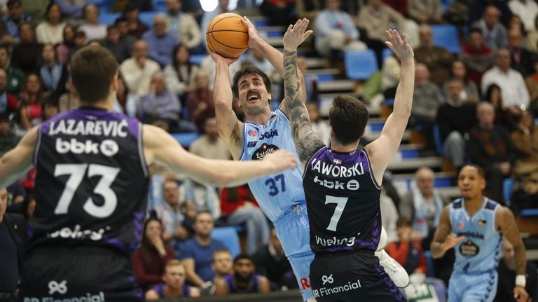 Van Beck-Andric, pulso desde el 6,75 en la visita del Río Breogán al Tenerife