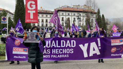 Concentracin convocada por UGT y CCOO en Oviedo para clamar por la igualdad de gnero