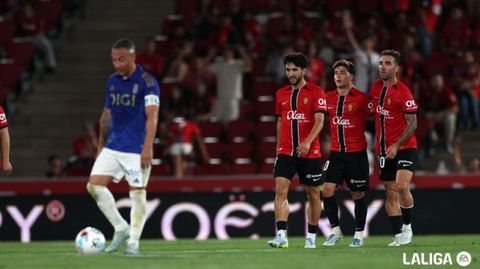Cazorla se lamenta en primer plano, con los jugadores del Mallorca celebrando el 1-0