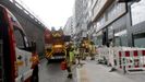 Imagen de archivo de los bomberos de A Corua en el rescate de una persona mayor que no abra la puerta.