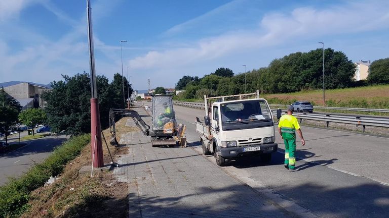 Mejoran las aceras en la avenida de Compostela y Domingo Fontán para reforzar la seguridad