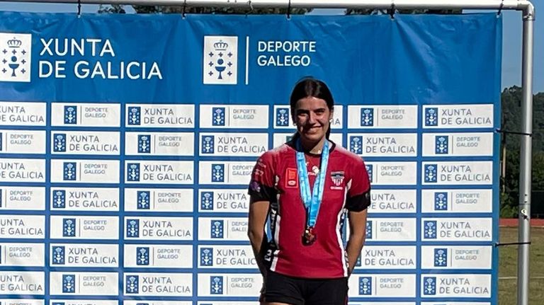 Carmen García logra el oro en los 400 vallas y la plata en los 200 de la misma especialidad en el Gallego sub-23