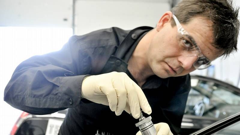 El central, Moya, a la derecha, trata de cortar la internada de un futbolista del Burela.