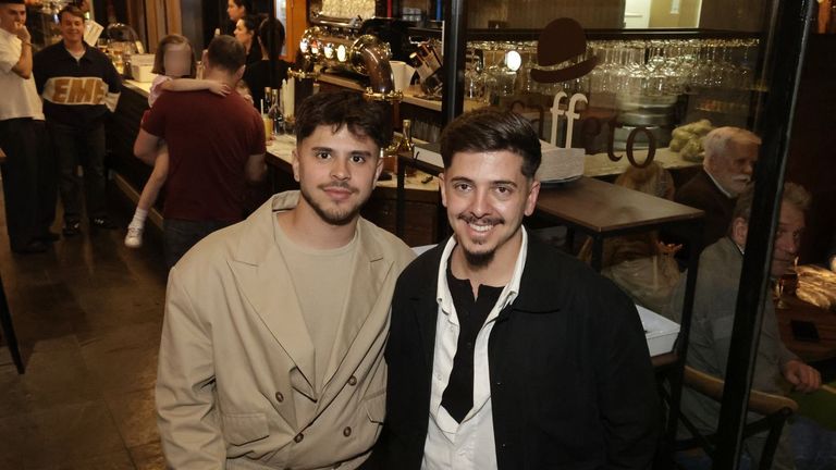 Dos hombres irrumpen en la inauguración de un bar en A Coruña y rocían a los clientes con gas pimienta
