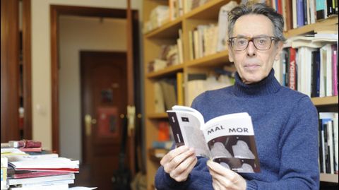 Emilio Araxo cun exemplar de Mal mor, outra das sas obras literarias
