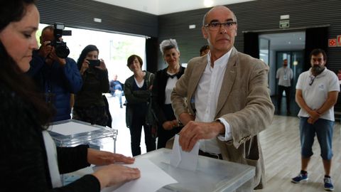 Francisco Jorquera, candidato BNG Corua, votando en el Castrilln