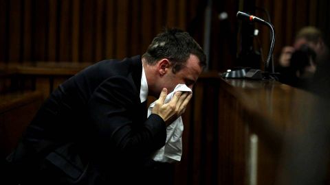 scar Pistorius se seca las lgrimas en el Tribunal Superior de Pretoria (Sudfrica) el  lunes 7 de abril