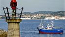Un pesquero navegando frente al faro del muelle de trasatlánticos, en Vigo (foto de archivo)