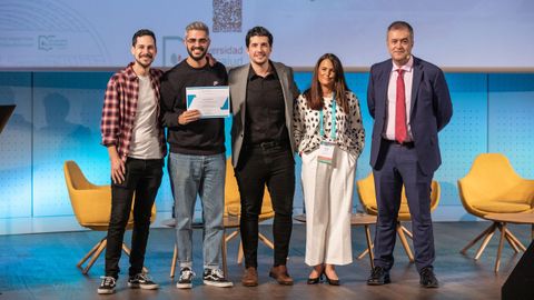 El premio al mejor pster de las Jornadas de Cuidados del Quirn se lo llevo el equipo formado por Alejandro Pedreira, Alejandro Candales y David Aceituno, del Hospital Quirn de A Corua.