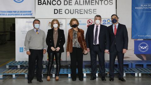 Doa Sofa acompaada del equipo directivo del Banco de Alimentos de Ourense que presiden Cecilio Santalices Mourille (segundo por la derecha)