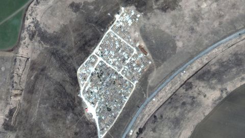 Una imagen de satélite proporcionada por Maxar Technologies que afirma mostrar una enorme fosa, veinte veces mayor a la de Bucha, a unos 12 kilómetros al este de Mariupol. 