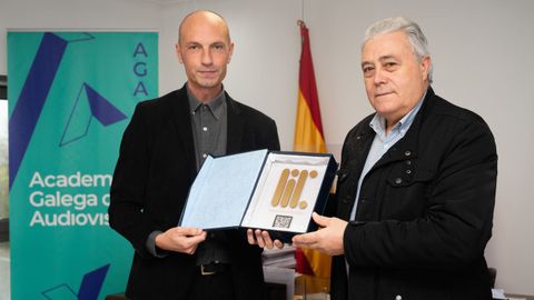 Miguel Mario entregou a acreditacin a Antonio Iglesias, alcalde de Lobeira