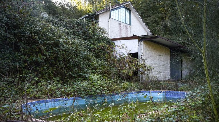 El chalé con piscina de Cotobade que era un laboratorio de coca se lo comen la maleza y los saqueos: <span lang="gl">«Aí anda xente dentro»</span>