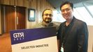 El ovetense Phil González, en Melbourne (Australia), con Danny Woo, el director general de Global Top Round (GTR), tras conseguir financiación de la firma coreana para su proyecto.