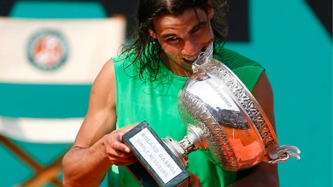 Nadal muerde el trofeo tras ganar a Federer en 2008