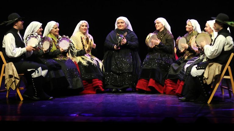 Cangas revive la tradicional percusión de la recogida de añas