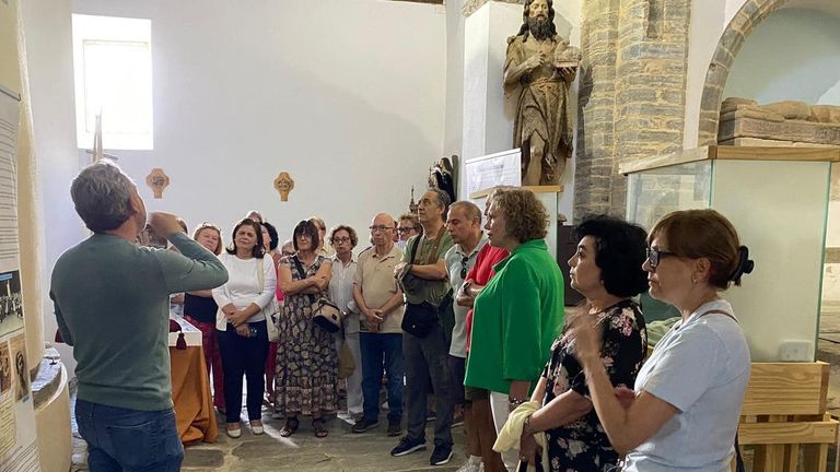Un momento da apertura da exposición, que estará aberta ata o día 22 na igrexa da parroquia de Hospital de Quiroga