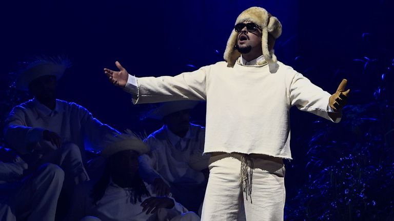 Demandan a Bad Bunny y su sello discográfico por 16 millones de dólares por el supuesto uso no autorizado de una voz en sus canciones