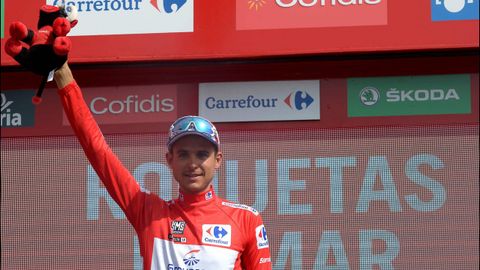 El ciclista francés del Groupama-FDJ Rudy Molard en el podio después de haber retenido el maillot rojo en la clasificación general después de la quinta etapa de la 73 edición de «La Vuelta», una ruta de 188,7 km desde Granada a Roquetas de Mar