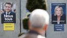 Un hombre observa los carteles electorales de  Macron y Le Pen en Denain