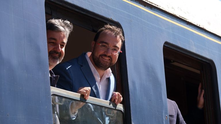 El presidente del Principado, Adrián Barbón (d), asomado a una ventanilla junto al consejero de Fomento, Cooperación Local y Prevención de Incendios, Alejandro Calvo (i) a su llegada a Busdongo, en el recorrido en el tren histórico Rampa de Pajares