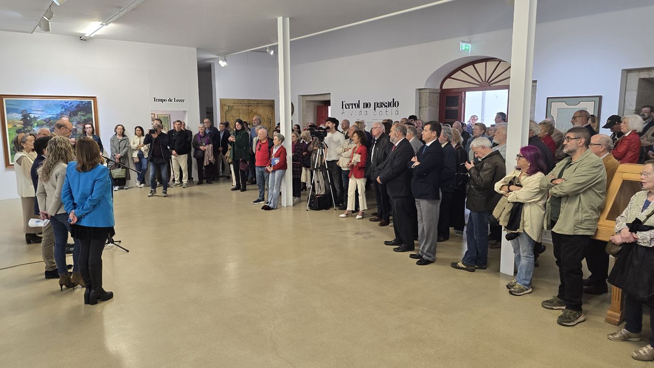 Alumnos y profesores�escuchan el relato de Bernardo Penabade, que se crio en una de las viviendas de O Cadaval, la mayor�a a�n en ruinas