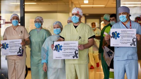 Minuto de silencio en el Hospital Clnico Universitario de Santiago por los muertos del coronavirus 