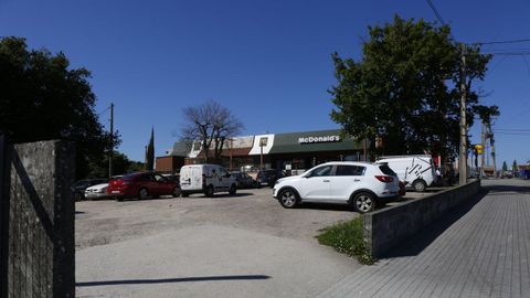 Solar de la Avenida de Lugo, actualmente utilizado como aparcamiento, en el que la firma Petroprix pretende construir una gasolinera de autoservicio