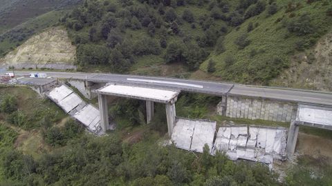 El viaducto, con el vano aislado y la pila inclinada de la derecha