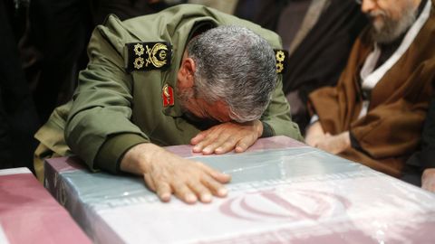 El general Mohamed Alí Jafari llora sobre el féretro del asesinado Qasem Soleimani