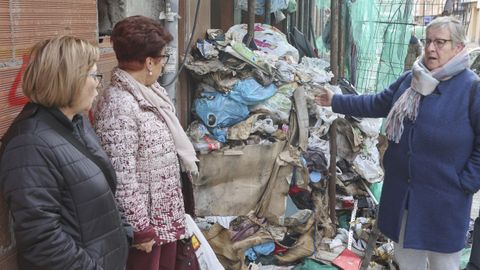 Vecinas de Sánchez Calviño ante el foco de basura.