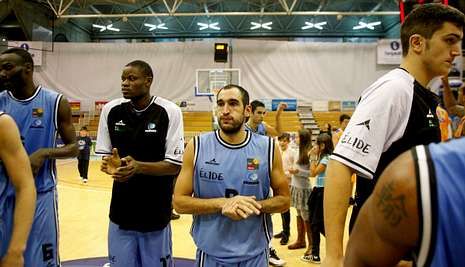 Los jugadores del Breog�n, despu�s de la derrota en el derbi ante el B�squet Coru�a.