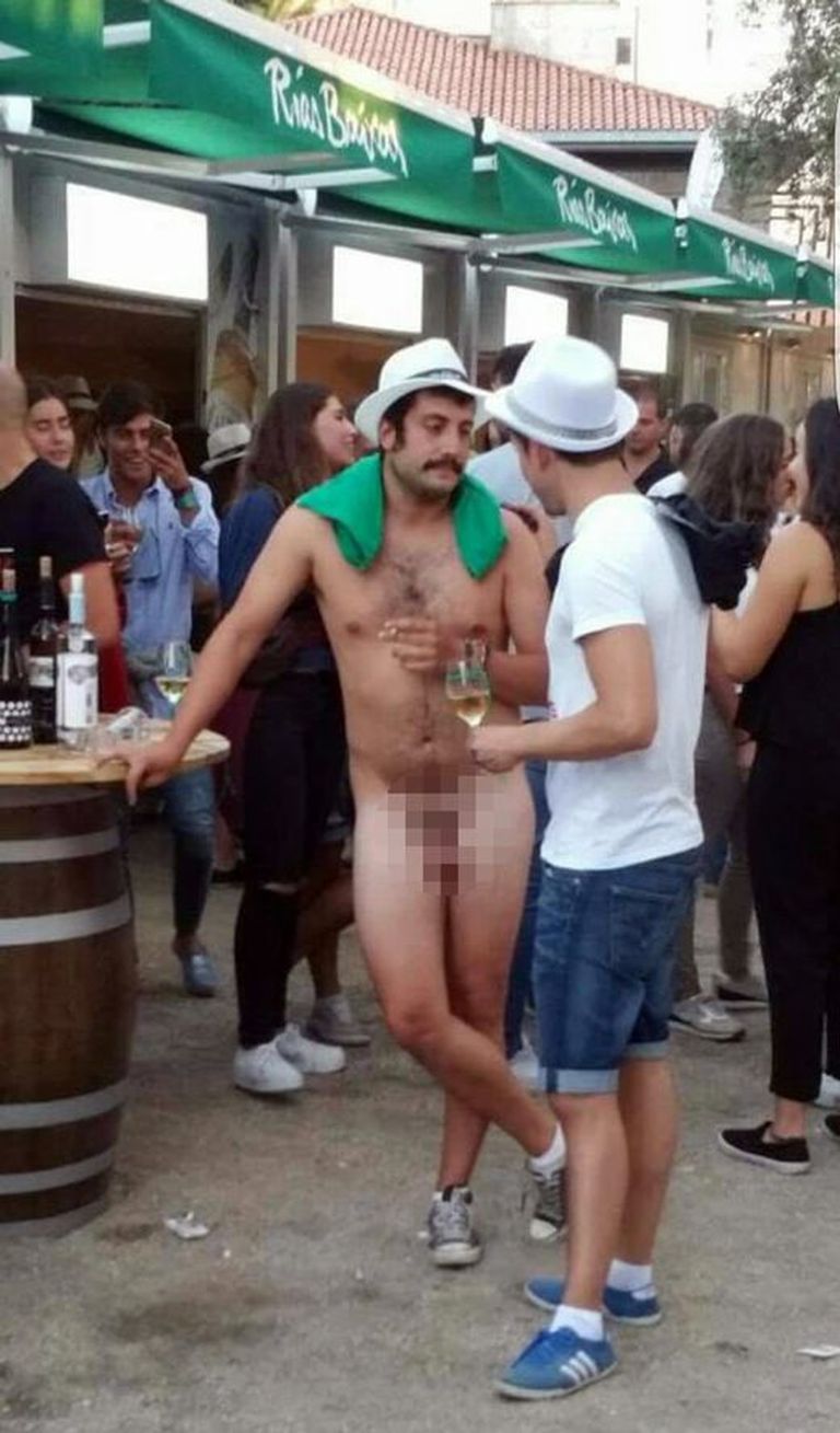 Un nudista en los puestos de la Festa do Albariño