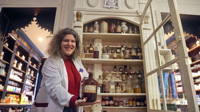 Ariadna Cotón está al frente de una farmacia de 1830: «Es un lujo trabajar en un sitio tan bonito y especial»