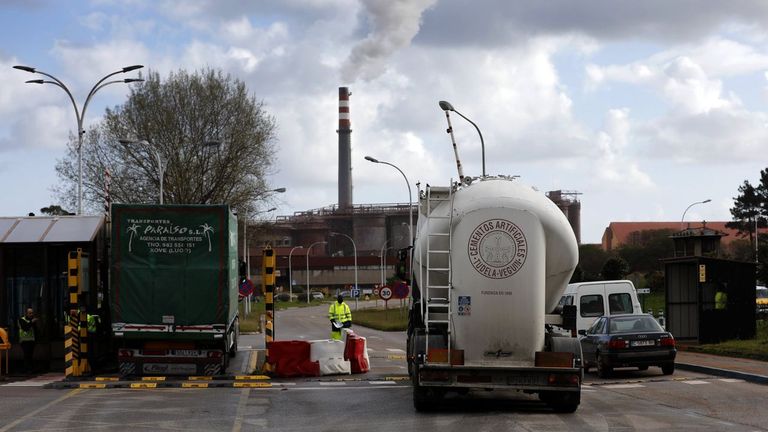 El comité critica que Alcoa desmantele el lavador de gases del antiguo horno sin construir el nuevo