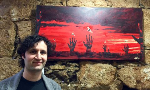 En la imagen, Antonio Seijas en el caf Sevilla, junto a uno de sus lienzos