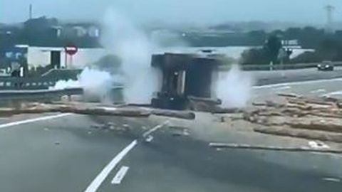 Un cami�n que transportaba madera vuelca en Jarrio