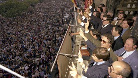 menendez.Se calcula que ms de cien mil personas acudieron a la marcha que reclam la capitalidad para A Corua el 8 de junio de 1982. Lpez Menndez pronunci ante la audiencia concregada aquel da uno de sus discursos ms recordados