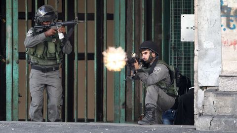 Dos soldados israeles abren fuego contra un grupo de palestinos armados con piedras. 