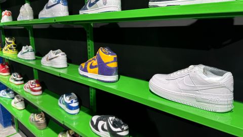 Algunos de los modelos de zapatillas que se pueden ver en la tienda