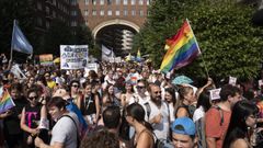 Mis de dez mil hngaros en Budapest. O desfile do Orgullo Gay contou con mis de dez mil persoas que quixeron apoiar ao colectivo e manifestar o seu rexeitamento  nova lei.