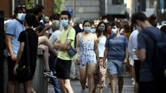 Varias personas con mascarilla en una calle del centro de Madrid