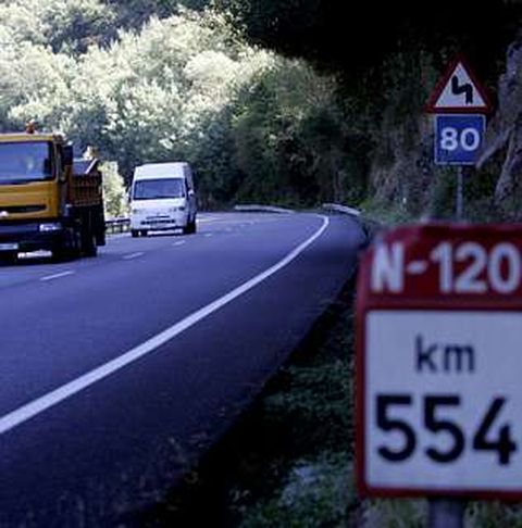 La carretera N-120, entre la capital y Os Peares, ganó en seguridad con la prohibición de adelantar en un tramo de once kilómetros, pero también en lentitud