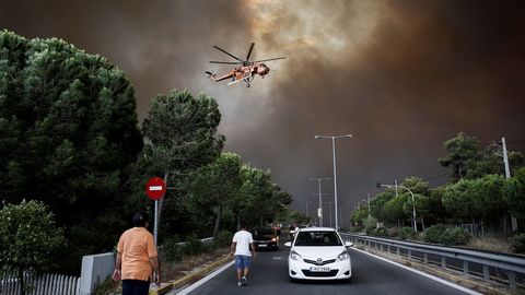 Los bomberos intentan extinguir el fuego en Penteli, al norte de Atenas
