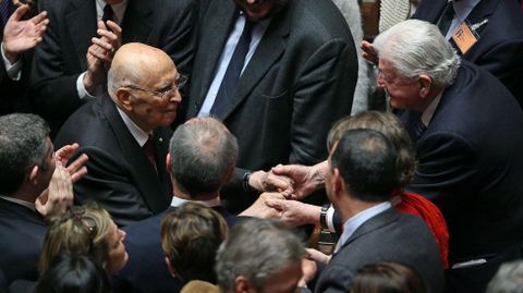 El expresidente Giorgio Napolitano es recibido con aplausos a su llegada al Parlamento.