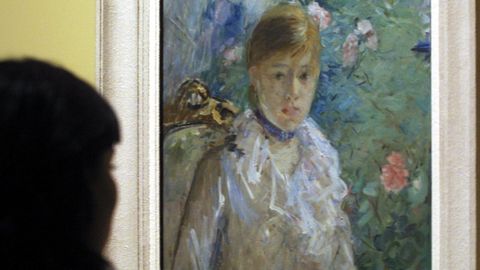 Una mujer observa un cuadro de Degas en una exposición realizada en Madrid