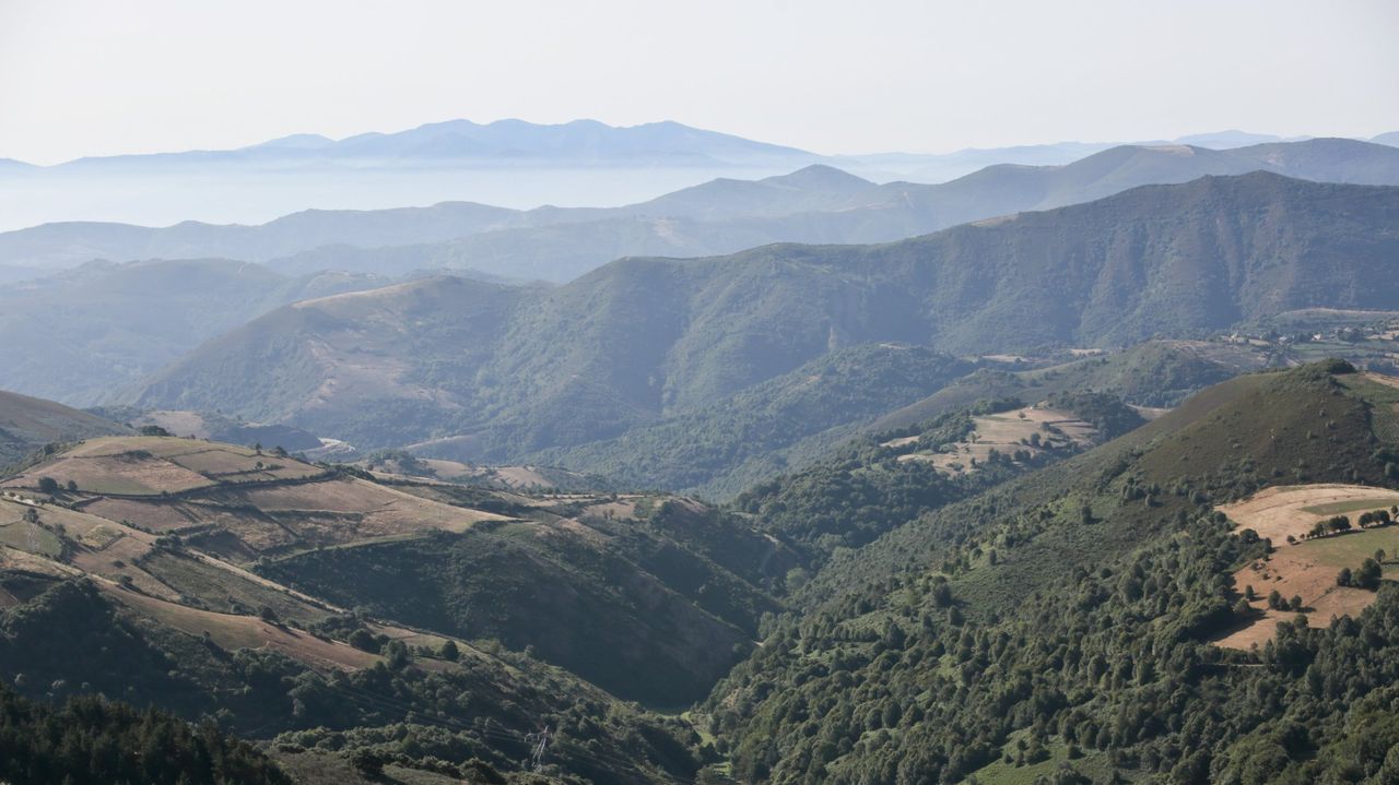 Conoce Ourense: A Arnoia, el Ribeiro de vino y agua.Los últimos cinco kilómetros ofrecen unas espectaculares vistas desde la cima de la montaña