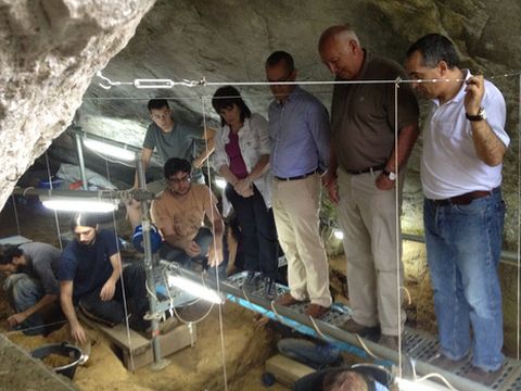 El arquelogo Arturo de Lombera muestras las excavaciones al rector de la USC y al conselleiro de Cultura