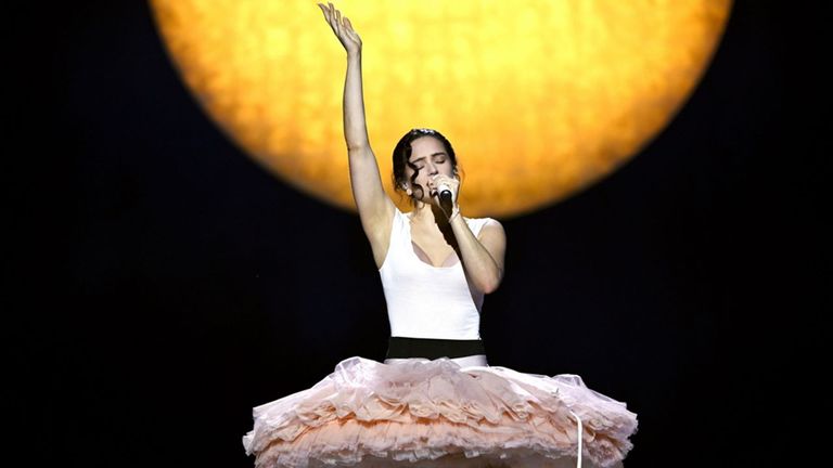 Rosalía hace del escenario su templo y su teatro en el inicio de la gira de «Lux» en Lyon